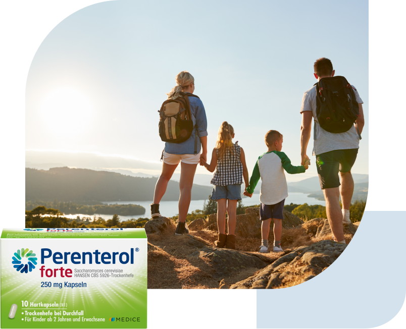 Eine Perenterol forte Verpackung, mit einer Familie, die zusammen die Wanderung genießt im Hintergrund