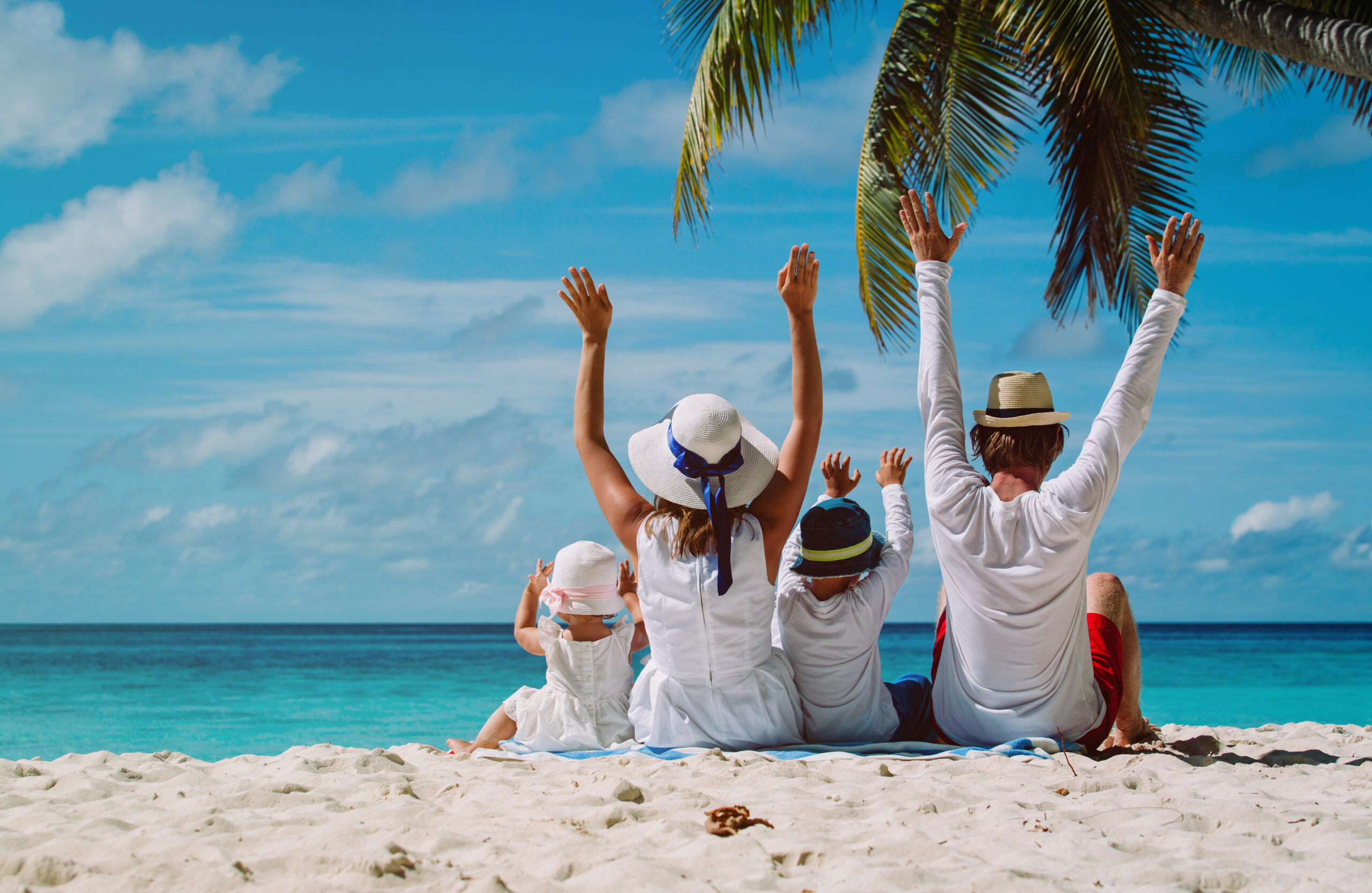 Eine glückliche Familie am Strand