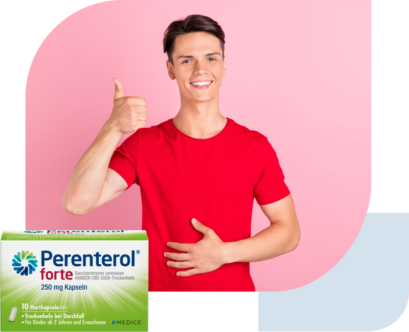 Ein junger Mann, der trotz Magenbeschwerden lächelt.